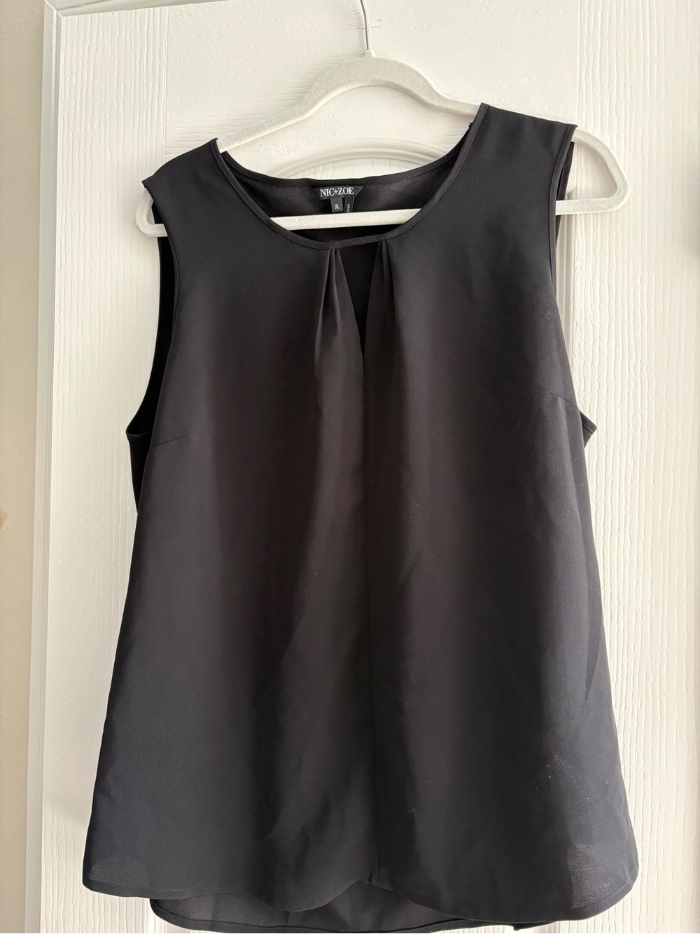 NIC+ZOE Black Sleeveless Pleat Keyhole Neckline Tank